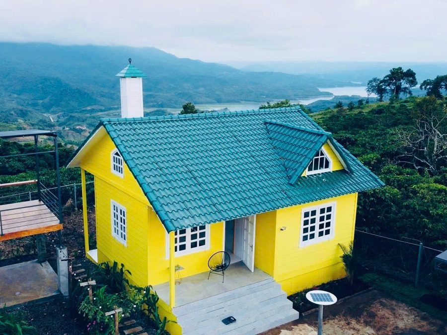 Nhà vàng mái xanh trên đồi nhìn ra hồ Tà Đùng